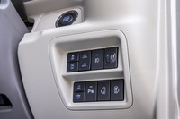 使用状況や路面状況に応じて「2WD」「4WD AUTO」「4WD LOCK」の3つから走行モードが選択できる電子制御式4WDシステムを採用。走行モード切り替えスイッチは、インストゥルメントパネル右下に配置される。