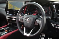 ステアリングコラムの上にドライバーモニタリングカメラが備わる。信号を確認するために一瞬脇を見ただけで警告を発するなど、監視の目はなかなか厳しい。