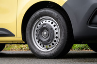 タイヤサイズは全車共通で205/60R16。「ゼン」と「クレアティフ」ではいかにも商用車然としたスチールホイール＋ハーフキャップの組み合わせとなるが、それがいい味を出している。