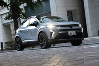 2代目「ルノー・キャプチャー」のマイナーチェンジモデルが上陸。新しいルノーのデザイン言語を採用したフロントマスクのリニューアルと、スポーティーグレード「エスプリ アルピーヌ」の登場がトピックだ。