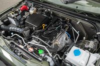 「ジムニーシエラ」に搭載される新開発のK15B型1.5リッター直4エンジン。過給機も筒内直接噴射機構もないコンベンショナルな設計は、世界各地で使用されることを考慮した結果で、壊れにくく、直しやすく、劣悪な使用環境でも安定した性能を発揮することが優先されている。