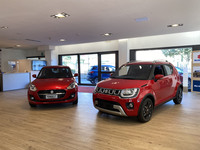 「スイフト ハイブリッド」（写真左）と「イグニス ハイブリッド」（同右）。（日本では当たり前のことだが）この店の展示車は、いつもきれいに磨かれている。