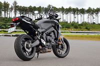 「トレーサー9 GT」はネイキッドスポーツ「MT-09」と主要コンポーネンツを共有するツアラーモデルである。2021年6月のフルモデルチェンジで、現在の車名となった。