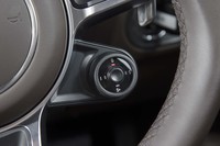 「スポーツクロノパッケージ」を選択した試乗車には、ステアリングホイールのセンター右下に、ダイヤル式の走行モードセレクターが備わる。