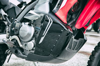 エンジンは最高出力24ps、最大トルク23Nmを発生する249ccの水冷単気筒DOHC。口径を大径化させたスロットルボディーと、パイプ途中で管径を拡大させた拡管構造のエキゾーストパイプの採用により、扱いやすいエンジン特性を実現したという。