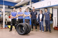 サービス工場のスタッフ一同。写真で右から3番目が次男のフェデリコ氏。スバルサービス技術コンクール世界大会の欧州代表の一人として参加した。