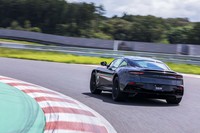 ボディー構成にかつてと同じ手法を用いているわけではないが、最新世代の「VHプラットフォーム」をベースに、アウターパネルにカーボンやアルミを多用し、軽量化。ベースとなった「DB11」から70kg以上のダイエットを果たしている。