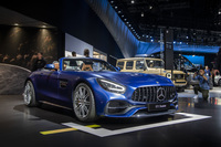 マイナーチェンジを受けた「AMG GT Cロードスター」。新しいデザインのヘッドライトを採用している。
