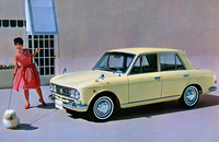 1963年に登場した、ピニンファリーナデザインの2代目「ダットサン・ブルーバード（410）」。澁谷さんによると、ピニンファリーナのオリジナルデザインはすばらしかったが、当時の小型タクシー規格（全長4m、全幅1.5m）に収めるために車幅を狭め、サイドウィンドウを立てるなどのアレンジを日産側で施した結果、まったく違うクルマになってしまったという。