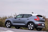 エクステリアデザイン上の特徴でもあるキックアップしたCピラーは、スタイリッシュなデザインと引き換えに斜め後方に大きな死角をもたらす。