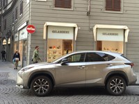 フィレンツェで2016年に撮影。Lexusはイタリアでは「レクスス」、フランスでは「レクシュス」に近い発音で呼ばれている。
