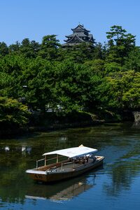 国宝・松江城の天守閣と、ホンダの電動推進機を積んだ堀川遊覧船。