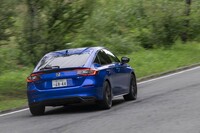 2リッターエンジンは最高出力141PSと、発電用としてはパワフル。上り坂が長く続くようなシチュエーションでもグイグイと走る。