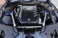 3リッター直6ディーゼルターボエンジンは48Vのマイルドハイブリッドシステムを搭載。最高出力347PSのハイパワーと、WLTPモードで13.5km/リッターという優れた燃費性能を両立させる。