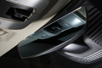 フレームのないルームミラー。表示部を最大化することで、視認性の向上が図られている。
    