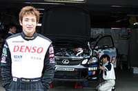 ドライブを担当した平中克幸。「エンジンブレーキがかかっていないような気がした」とはハイブリッドマシンの第一印象。