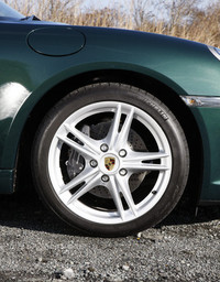 テスト車は、標準の17インチに代えて、写真のオプション「18インチ ボクスターSIIホイール」（19万1000円）を履く。