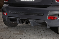 リアバンパーの下には、レーシングカーをほうふつとさせる大型のディフューザーを装備。