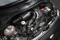 1.4リッター直4ターボユニットは190psを生み出す。BMC製カーボンエアクリーナーボックスがレーシーな雰囲気を高めている。