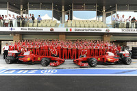 フェラーリにとって2009年シーズンは苦悩の連続だった。新型「F60」に足を引っ張られ大苦戦、果てにはシーズン半ばに開発を放棄し、結果的にコンストラクターズランキング3位の座を1点の差でマクラーレンに譲ってしまった。さらにハンガリーではフェリッペ・マッサが不慮の事故に遭い、その代役探しにも難儀。エースのキミ・ライコネンとチームの蜜月はとっくに終わっており、ライコネンは契約を1年残しマラネロを離脱することとなった。一筋の光明は、来季ルノーから移籍してくるフェルナンド・アロンソの存在と、回復目覚ましいマッサといったところ。最終戦はライコネン12位（写真）、ジャンカルロ・フィジケラ16位完走。苦境に立たされながらもライコネンが善戦し勝ち取ったベルギーGPでの1勝が唯一の勝利となった。（写真＝Ferrari）