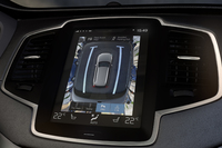 9インチの液晶タッチパネルにはナビ、オーディオ、空調、走行モード切り替えなど、さまざまな機能が集約されている。
    