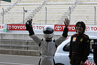 ピットに戻って喜ぶNAVIシオミと、横で冷めているCG桐畑。