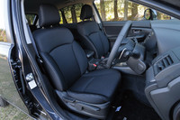 フロントシートは、ヒップポイントを17mmアップして開放感を演出。ドライバーをしっかりサポートできるよう、バックレストも50mm延ばされた。