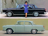 65年型「セドリック スペシャル」（上）と、最もベーシックな「セドリック1500スタンダード」（下）。両車はホイールベースが305mm、全長が365mm異なるが、全幅は同じ1690mm。エンジンは1500スタンダードの1.5リッターに対してスペシャルは2.8リッターと2倍近く、価格は72万円に対して145万円と2倍以上だった。