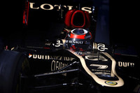 予選2位のライコネンも、アロンソ同様にソフトタイヤでスタート。途中、マクラーレンのセルジオ・ペレスと接触しマシンを壊したがそのまま走行を続け、優勝した開幕戦に次ぐポディウムとなる2位でフィニッシュした。（Photo=Lotus） 