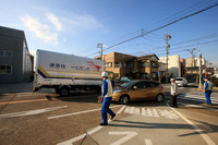 愛知機械工業熱田工場の皆さんに出迎えられてチェックポイント到着。