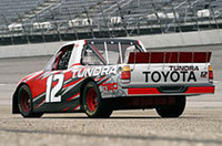 
	エンジンは、358立方インチ（約5866cc）のV8ユニットで、650bhpを発生。もちろん、キャブレターが装着されている。トランスミッションは4段マニュアル。車重は1530kgという
	 