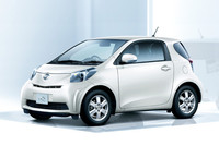 こちらの写真はご参考用、ベースとなった「トヨタiQ」。さて、ドコがどう違う？