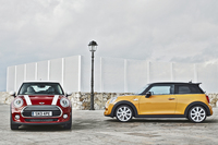 「MINIクーパー」（写真左）と「MINIクーパーS」（写真右）。
    