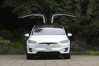 「モデルX」には60kWhから100kWhまで4種類の駆動用バッテリーがそろう。最上級グレード「P100D」は539psというシステム出力を誇り、0-100km/h加速をわずか3.1秒でこなす。