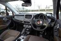 FFモデルのインストゥルメントパネルはボディーと同色なのに対し、「クロスプラス」ではダークグレー仕上げとなり、落ち着いた雰囲気。