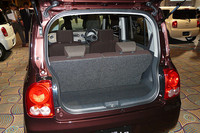 リアシートは左右独立で8段階のリクラインが可能。荷室拡大はシングルフォールディングで行われる。荷室下には傘などをしまえる、ラゲッジアンダーボックスが用意される。