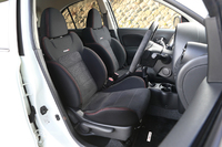 スエード調の素材を併用したバケット形状の専用スポーツシートが装着される。