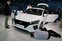 「ヒュンダイ・アイオニック ハイブリッド」は、1.6リッターエンジンとモーターの組み合わせで、最高出力141psを発生。最高速185km/hを実現する。PHVのEVモード航続距離は、「プリウスPHV」を超える50km。周囲には熱心に見学する人が絶えず。