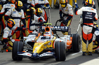 2006年チャンピオンチームのルノーは、BMWが君臨する“中堅ナンバーワン”の座を狙いたい。今回は新人ヘイキ・コバライネン（写真）が7位に入り、チームメイトでベテランのジャンカルロ・フィジケラの8位を上まわった。
ダブルポイント獲得で合計31点をポケットに収めるルノー。コンストラクターズ選手権では3位BMWの25点ビハインドで4位。ちなみにBMWと2位フェラーリの間には47点ものギャップがある。（写真＝Renault）