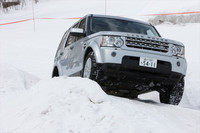 【スペック】ディスカバリー4 HSE：全長×全幅×全高＝4850×1920×1890mm／ホイールベース＝2885mm／車重＝2580kg／駆動方式＝4WD／5リッターV8DOHC32バルブ（375ps/6500rpm、52.0kgm/3500rpm）／価格＝794万円（テスト車＝839万円／リアシート・エンターテイメント・システム＝40万円／パークディスタンスコントロール＝5万円）