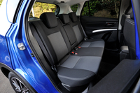 リアシートは6：4の分割可倒式。シートバックには1段階の角度調整機構が備わる。