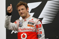 スタートから4時間以上たち、ポディウムの頂点に立ったのはマクラーレンのジェンソン・バトン。雨で波乱含みとなったレースを制し、今季初優勝を飾った。なお、2度の接触事故がレース後の審議対象となっていたが、結果ペナルティもなく終わった。（Photo=McLaren）