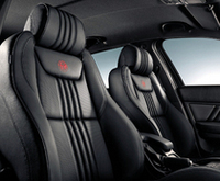 赤いロゴ刺繍入りの専用シート。