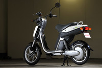 「EC-03」は首都圏では2010年の7月15日より、その他の地域では9月15日より予約受付開始となる。発売日は前者が9月1日で、後者が10月1日。価格は25万2000円（税込）。ただし平成22年度クリーンエネルギー自動車等導入促進対策費補助金として、最大で2万円が交付される。