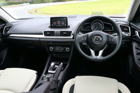 ドライバー側は運転に集中できる環境を、パッセンジャー側は開放的で心地よい空間を目指したインパネ。センターディスプレイと操作ダイヤル「コマンダーコントロール」をほとんどのモデルで標準装備とし、情報機器の操作安全性を高めた。