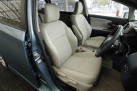 大型のセンターコンソールは、3つのカップホルダーを備える。
【テスト車のオプション装備】
電動チルト＆スライドムーンルーフ＝10万5000円／ワイドビューフロントモニター＋インテリジェントパーキングアシスト＝6万3000円／HDDナビゲーションシステム＋音声ガイダンス機能付カラーバックガイドモニター＋ステアリングスイッチ＋NAVI・AI-SHIFT制御＝33万750円／ETCユニット＝1万500円）