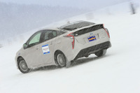 「アイスナビ6」が装着された「トヨタ・プリウス」。