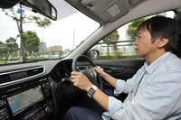 「日産エクストレイル20Xハイブリッド“エマージェンシーブレーキ パッケージ”」でエコランに臨む、筆者。
    