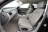 今回試乗した「A8 L 4.0 TFSIクワトロ」のインテリアは、スペシャルな素材と色を選ぶことができる、アウディデザインセレクションで仕立てたもの。
    