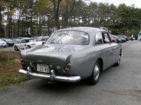 「ブリストル406サルーン」（1960年型）。全長4978mm、全幅1700mm、ホイールベースは 2900mm。最高出力105ps/4700rpmを発する2.2リッター直6OHV、トランスミッションは4段MTで後輪を駆動する。406から、4輪ディスクブレーキが標準装備された。